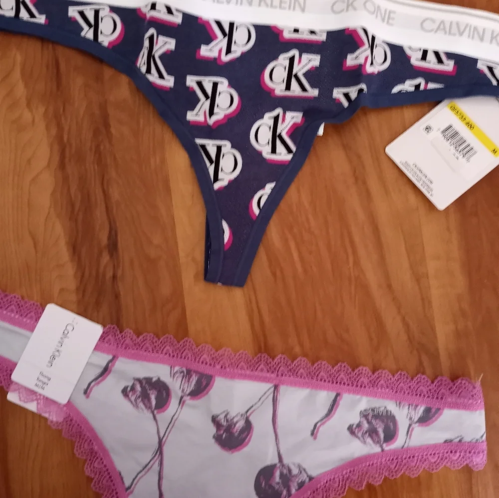 Calvin Klein Medium Thongs Bundle - Picture 4 of 9